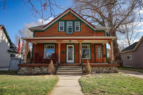 Walk to historic downtown, cozy, pets welcome!
